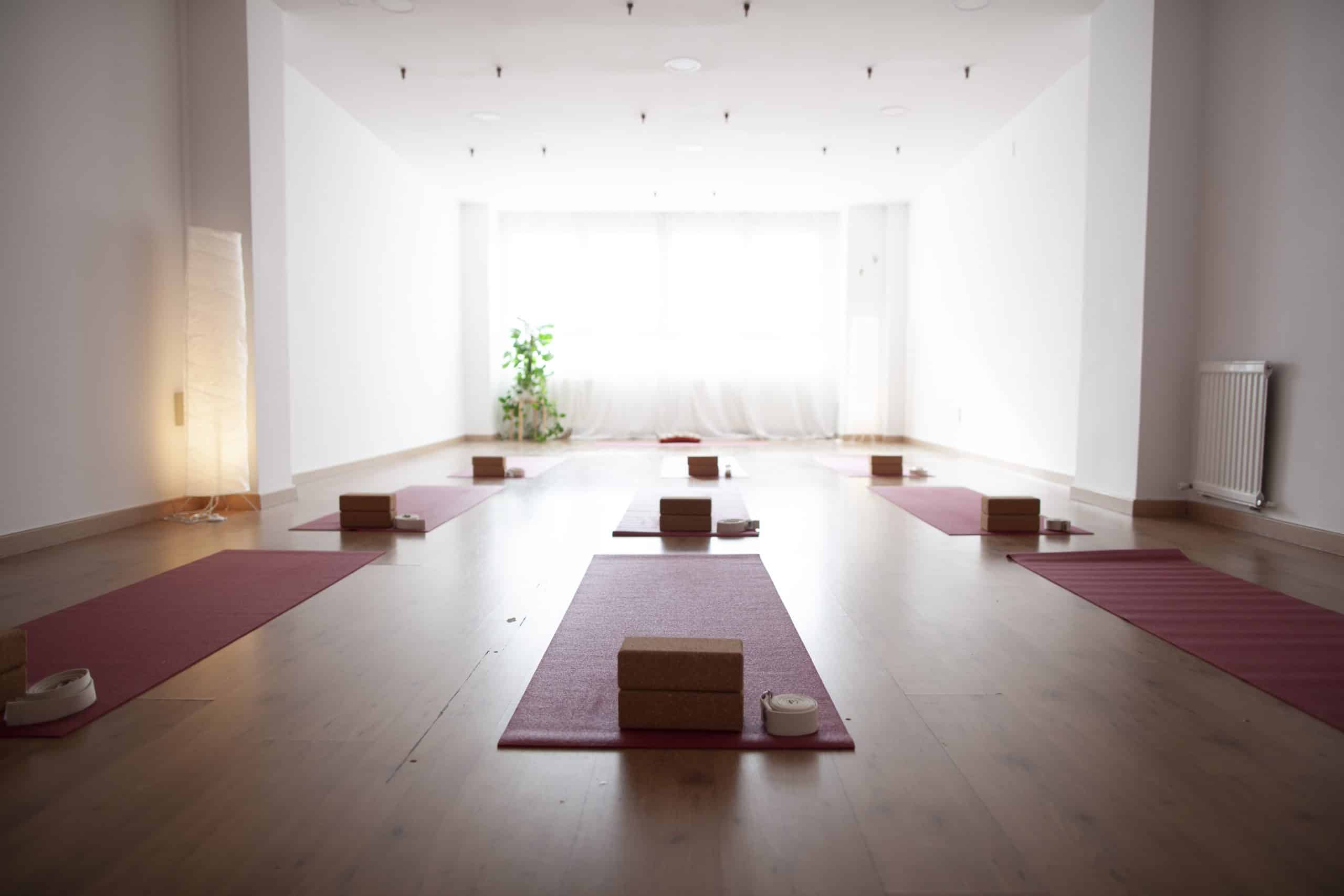 Sala de practica de Yoga Bizia preparada para la práctica de Yoga Integral y Meditación