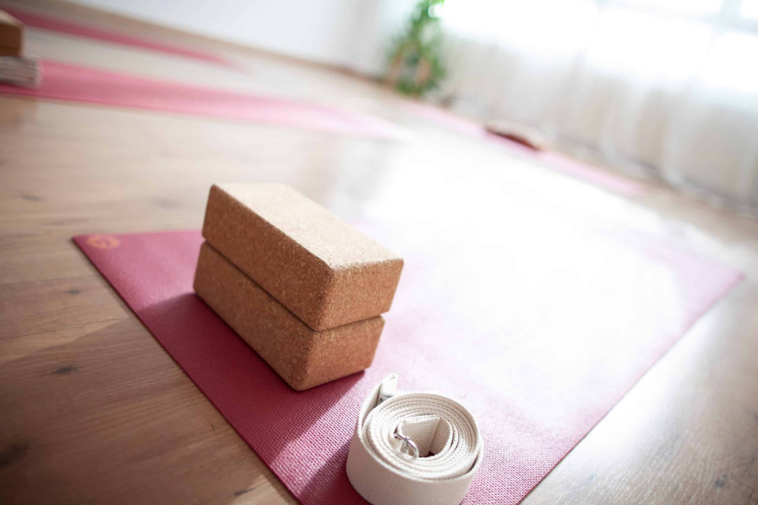 La sala de Yoga Bizia. Vemos en detalle el material para la práctica de Yoga